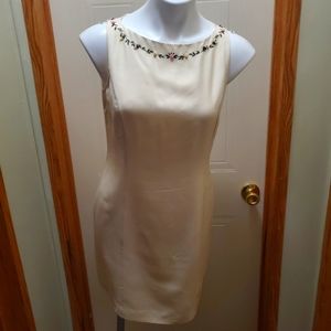 Sleeveless Dress w Flower neckline
